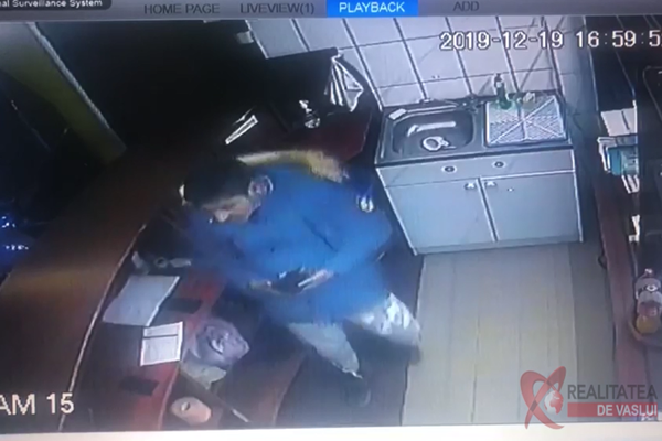 VIDEO. Momentul în care un minor smulge sertarul cu bani dintr-o sală de jocuri din Bârlad