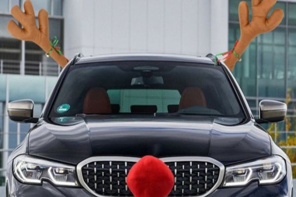 Sunt legale coarnele și nasul de ren pe mașini? Polițiștii au făcut ANUNȚUL