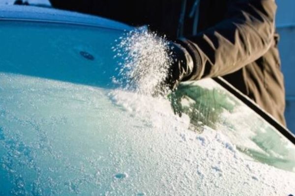 Cum să dezgheţi eficient şi rapid parbrizul de la maşină