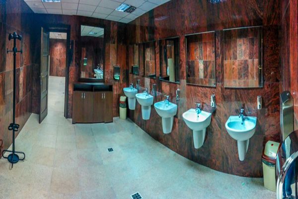 Recunoștință BIZARĂ în Alba Iulia. Autoritățile Locale au PREMIAT îngrijitoarea unei TOALETE PUBLICE pentru implicare