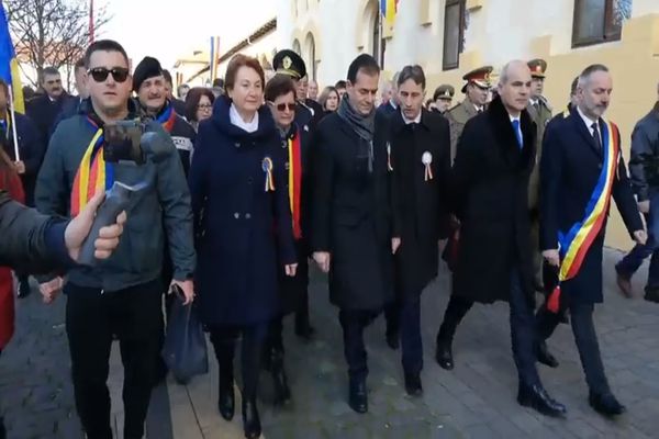 Ludovic Orban și Rareș Bogdan au făcut baie de mulțime la Alba Iulia.