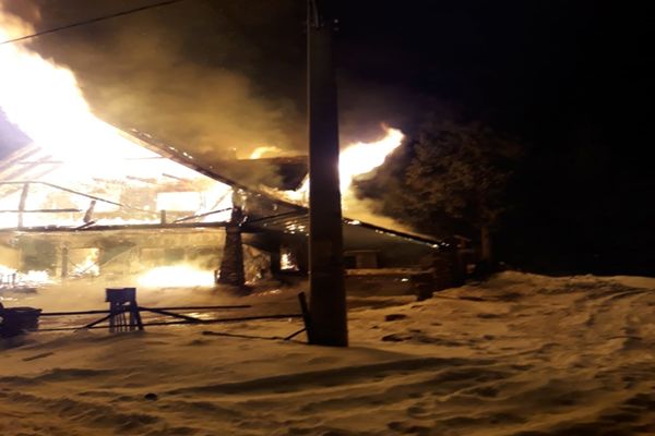 Cabană turistică cuprinsă de flăcări în Munții Sebeșului. 10 persoane au scăpat printr-o minune