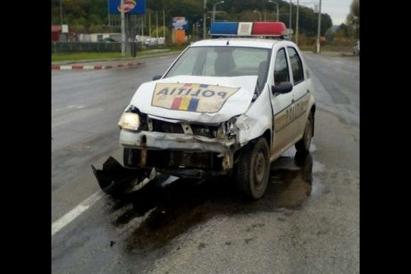 Mașină de Poliție implicată într-un accident în Alba. Două persoane transportate la spital. 