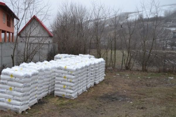 Îngrășăminte chimice, depozitate ilegal, confiscate de polițiști în urma unor percheziții 