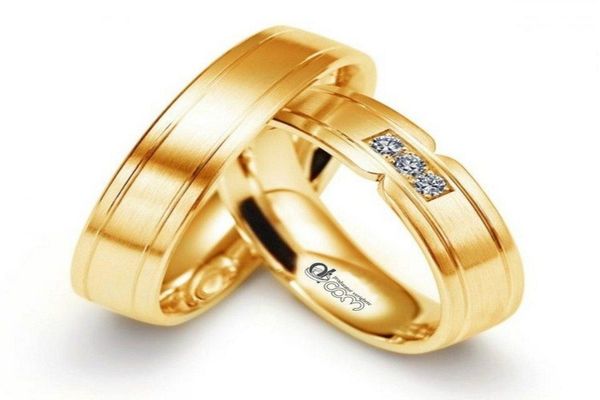 Mirajul aurului face victime în rândul iubitorilor de bijuterii. A cumpărat două inele fără valoare de la doi excroci