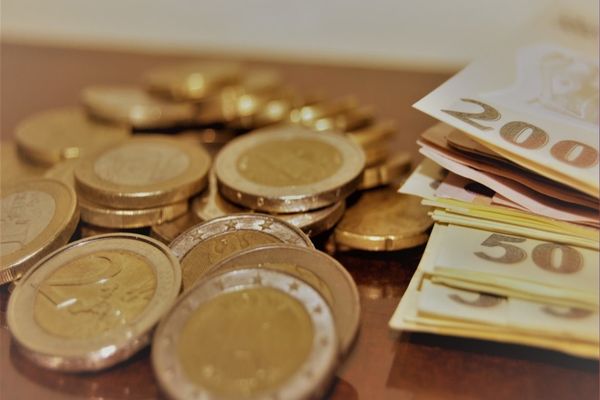 Analiză Economică : Deprecieri în linie ale leului