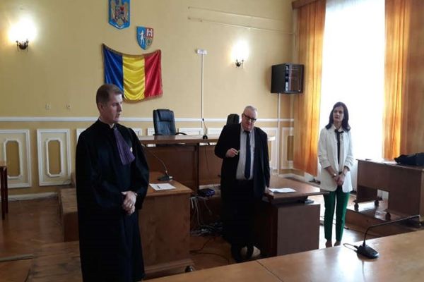 Judecătorii Curţii de Apel Alba Iulia suspendă judecarea cauzelor în semn de protest faţă de eliminarea pensiilor speciale. Aceștia consideră că că eliminarea pensiilor de serviciu afectează independenţa judecătorului şi a justiţiei