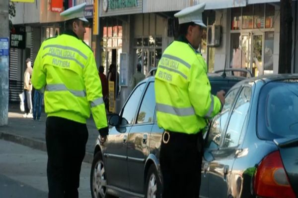 Bărbat reţinut de poliţiştii clujeni după ce a furat peste 100 de produse cosmetice