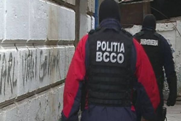 VIDEO UPDATE : Trei persoane reținute în urma perchezițiilor BCCO Alba Iulia la persoane bănuite de proxenetism.