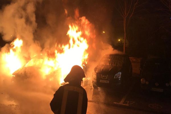 Trei atutotursme cuprinse de FLĂCĂRI în Alba Iulia