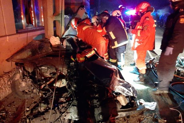 Tânără moartă într-un accident rutier în Aiud. Mașina în care se afla a intrat într-un stâlp