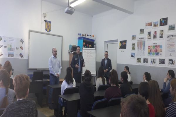 Polițiștii educă elevii despre cum să evite conflictele.