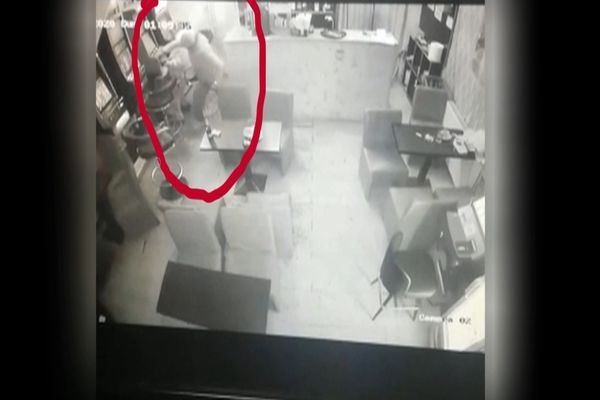 VIDEO : Victima unei TÂLHĂRII trimisă acasă de polițiștii din Alba Iulia după ce a identificat SUSPECTUL