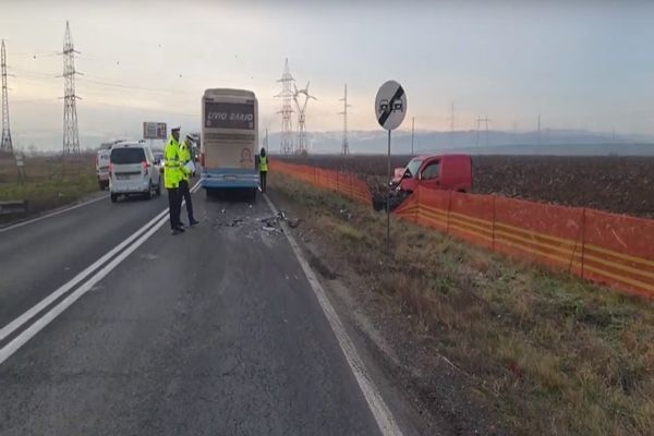 Coliziune frontală între un microbuz cu 15 persoane și un autoturism pe DN1 în județul Alba