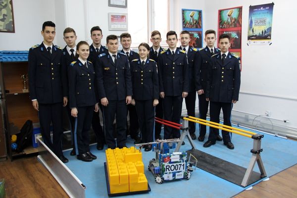 Colegiul Naţional Militar „Mihai Viteazul”-  Echipa de robotică ArmyBot, la etapa regională de robotică