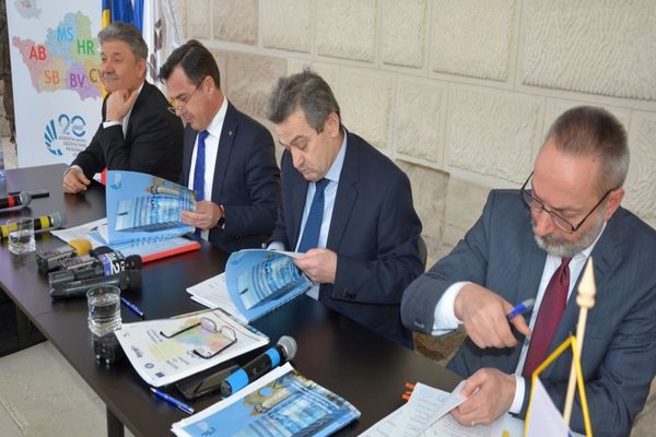 Alba Iulia atrage încă 43 milioane euro fonduri europene. Ministrul Lucrărilor Publice, Dezvoltării şi Administraţiei, Ion Ştefan, a fost prezent la semnarea contractului.