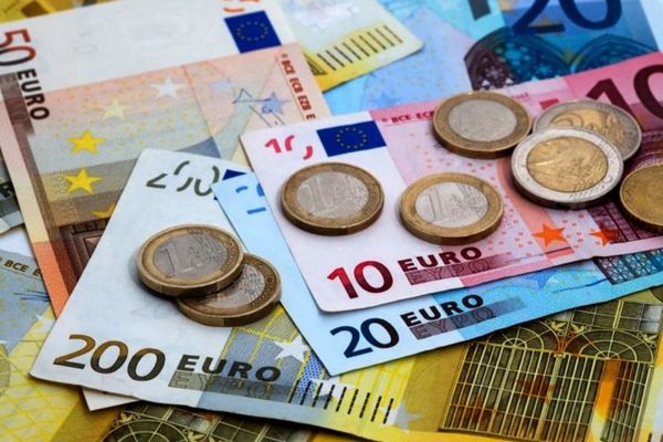 Analiză Economică : Euro stagnează lângă maximul istoric.