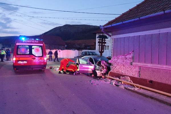 Un bărbat a murit după ce mașina în care se afla a lovit puternic o casă
