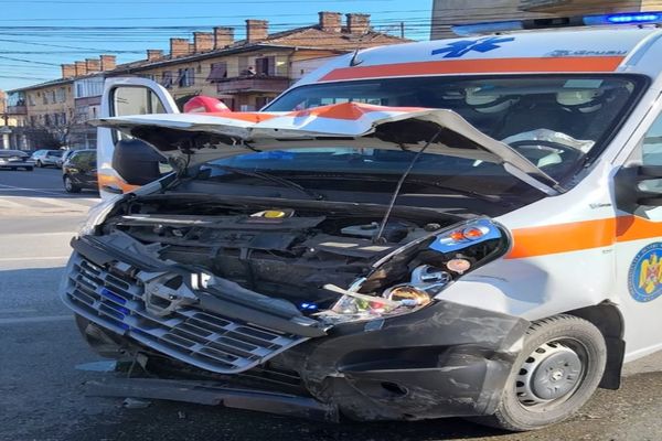 Ambulanță implicată într-un accident la Sebeș. Trei persoane rănite