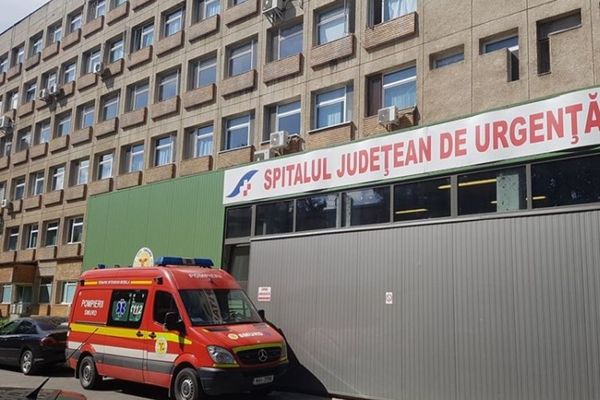 Încă un spital din țară își restrânge activitatea din cauza COVID 19. La Alba Iulia aproape 30 de cadre medicale au fost izolați, după ce a fost confirmat al doilea caz de coronavirus. 