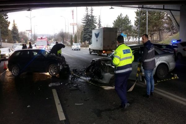 FOTO | Grav accident în Cluj-Napoca: 4 persoane rănite