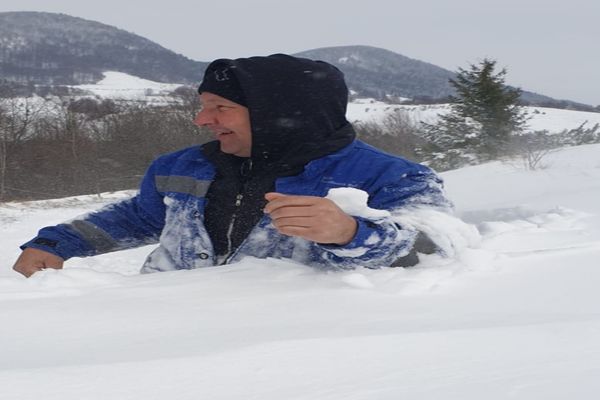 Intervenție spectaculoasă a angajaților Electrica Alba printr-un strat de zăpadă ce depășeste un metru