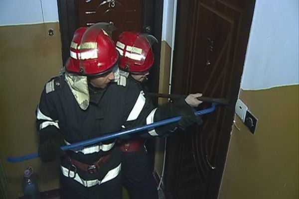 Două femei găsite moarte în casă. Pompierii au intervenit pentru deblocarea ușilor în ambele cazuri