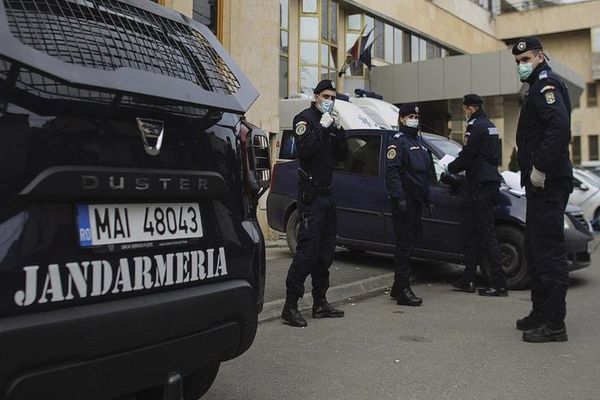 Două dosare penale pentru o femeie din Cugir care nu a respectat măsura izolarii la domiciliu. 