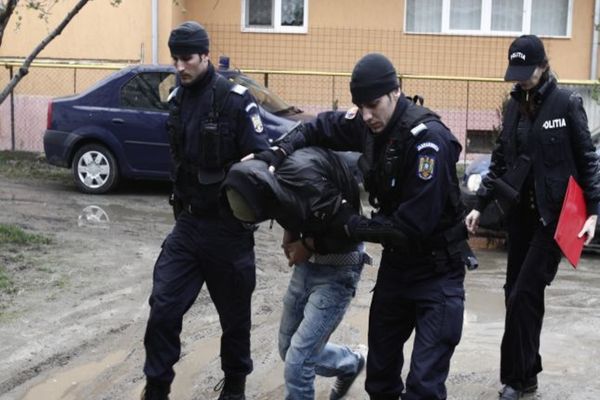 Au fost reținuți că au furat cutia milei dintr-o biserică și amendați pentru încălcarea restricţiilor de circulaţie, în condiţiile stării de urgenţă. 