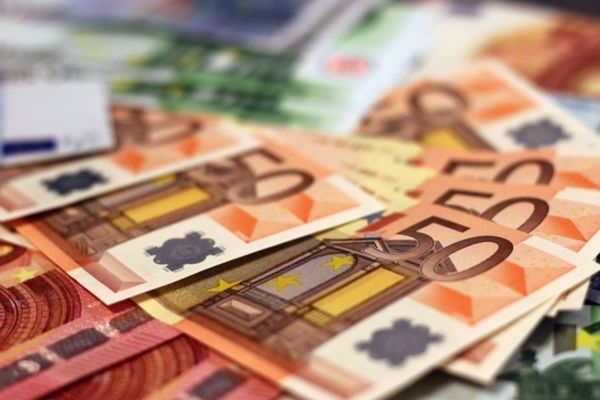 Analiză Economică : Euro a scăzut cu peste jumătate de ban 