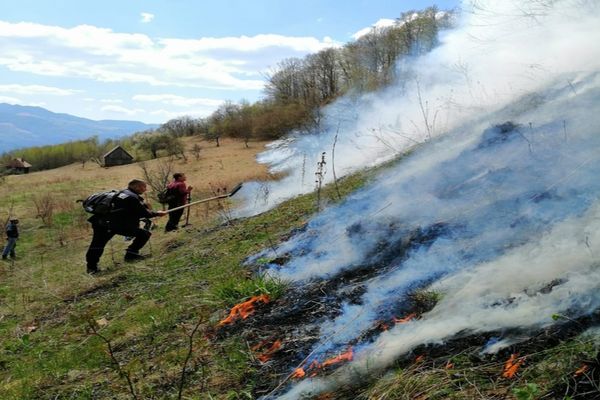 Intervenție DIFICILĂ a pompierilor din Alba pentru stingerea unor incendii de pădure în Munții Apuseni 