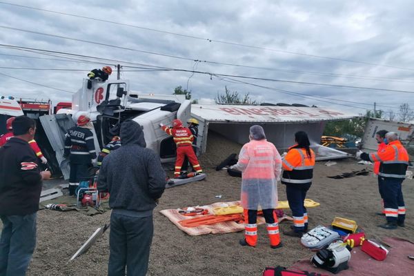 Blocaj pe DN 72, la Dragodana. Un tir s-a răsturnat pe șosea. Șoferul a fost blocat în cabina mașinii