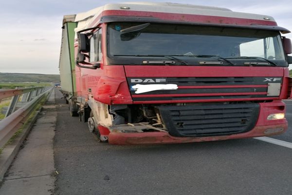 Accident mortal pe A1 în județul Alba. Șofer aflat pe banda de urgență SPULBERAT de un camion 