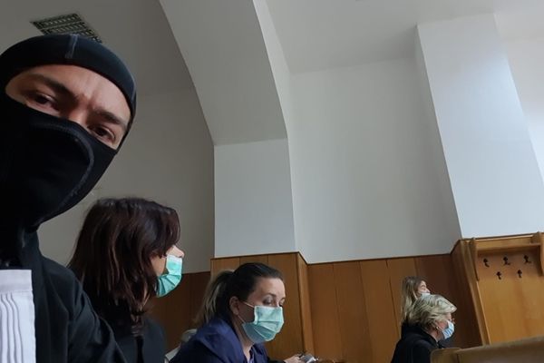 Justiția cu mască, o organizare ridicolă de oameni posesori de temperatură legală! 