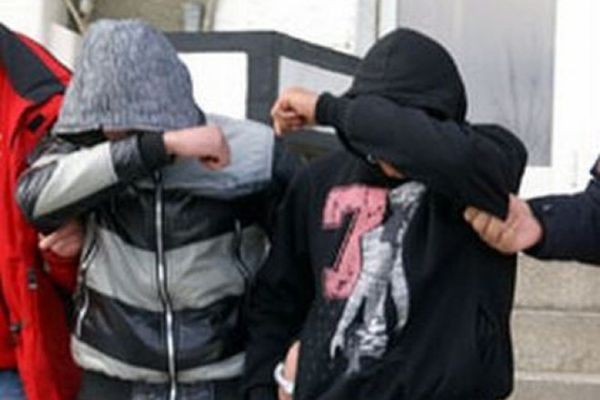 Doi tineri reținuți după ce au bătut o bătrână, i-au luat banii și băutura din casă 