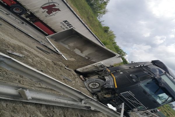 Accident pe Autostrada A1 pe sensul Deva către Sibiu. Un camion cu nisip s-a răsturnat pe carosabil. 