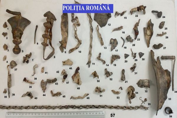 Obiecte de tezaur recuperate de polițiștii din Alba 