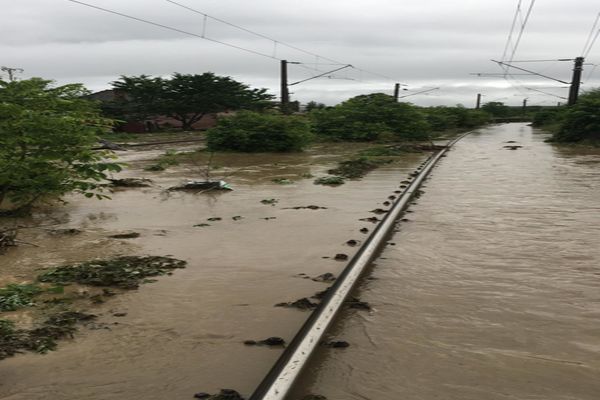 Trenuri blocate în urma unei ploi torențiale în județul Alba. Municipiul Aiud este sub ape și mai mulți oameni au fost evacuați. 