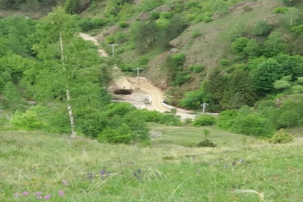 Epopeea lucrărilor absurde. Au proiectat un drum peste rețeaua de electricitate. 