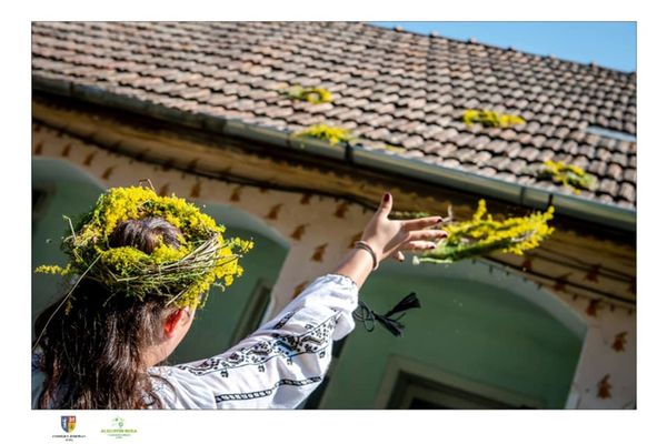 "Cununa de Sânziene" la Sâncel - obicei prezentat într-o expoziţie de fotografie etnografică 