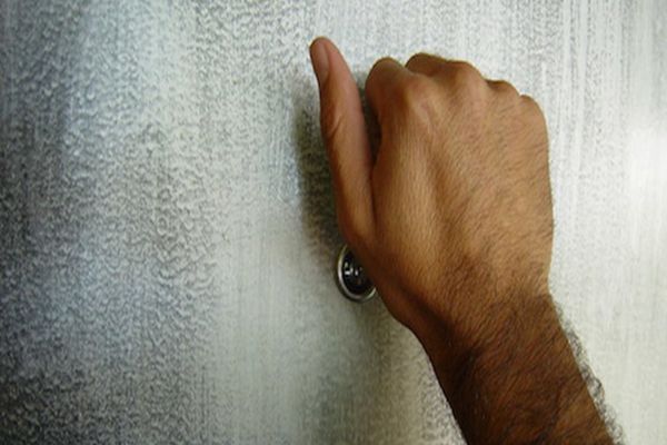 S-au dat drept comercianți de covoare și au jefuit o bătrână