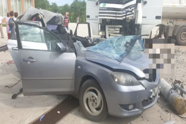 Moarte teribilă pentru un șofer, în județul Hunedoara: strivit de un stâlp de beton doborât de un camion