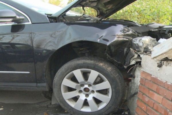 Cascadorie cu mașina. Un șofer beat a intrat într-un stâlp, iar apoi într-un zid