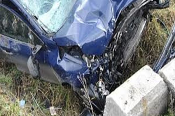 A băut bine, a furat o mașină și a condus-o într-un cap de pod