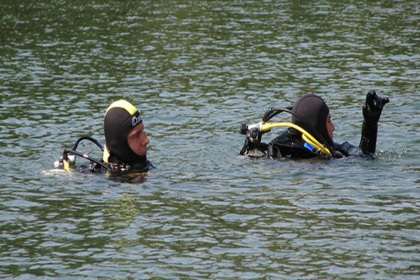 Au fost reluate căutările persoanei înecate în Lacul Oașa. În ajutorul pompierilor din Alba au venit doi scafandri de la Mureș și Cluj