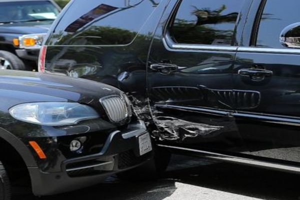 S-a urcat la volan fără a avea permis și a intrat cu mașina în două autoturisme parcate regulamentar