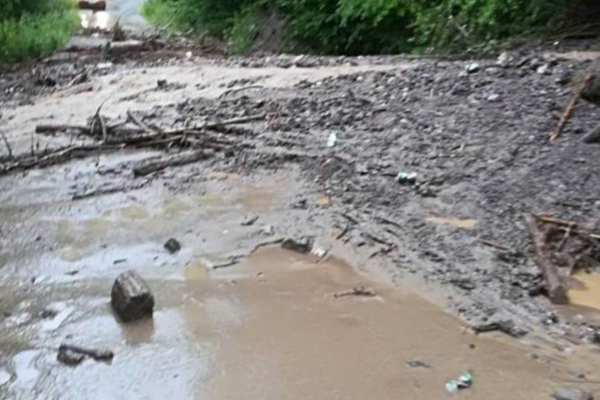 Trafic rutier blocat în Alba, pe DN75, din cauza inundațiilor și a bolovanilor