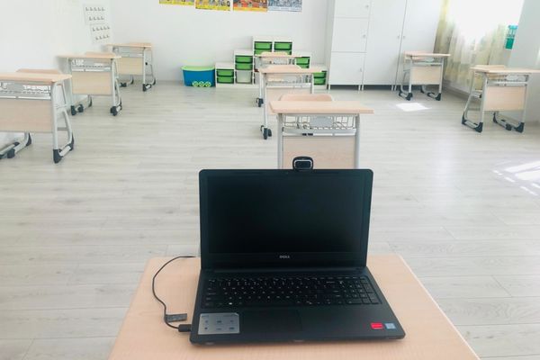 Școlile ar putea rămâne închise și la toamnă. Guvernul ia în calcul varianta cursurilor ONLINE