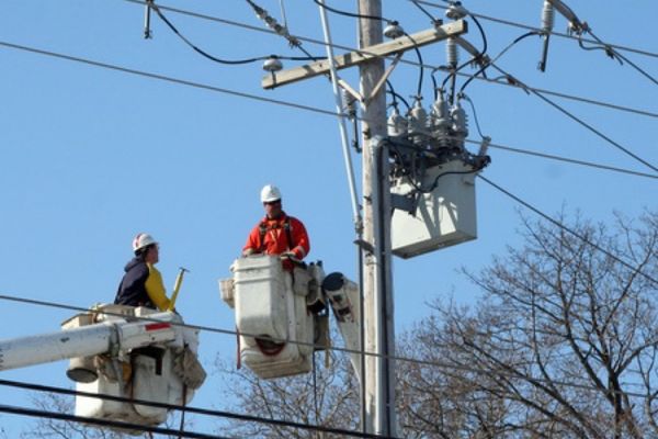 Un service auto și o pensiune funcționau branșate ilegal la rețeaua electrică