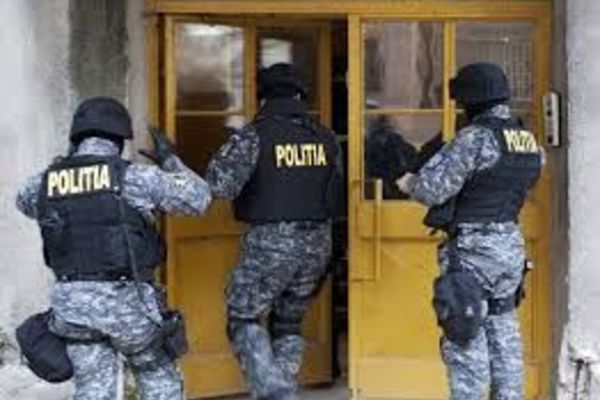 PERCHEZIŢII LA PERSOANE BĂNUITE DE ÎNȘELĂCIUNE! Au comandat on-line și nu au mai plătit